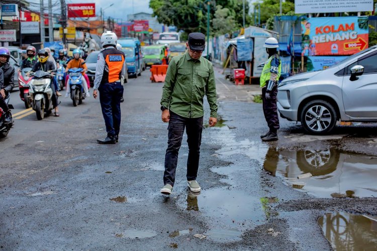 Bima Arya Tinjau Jalan Berlubang di Tajur, PUPR Gerak Cepat Lakukan Perbaikan