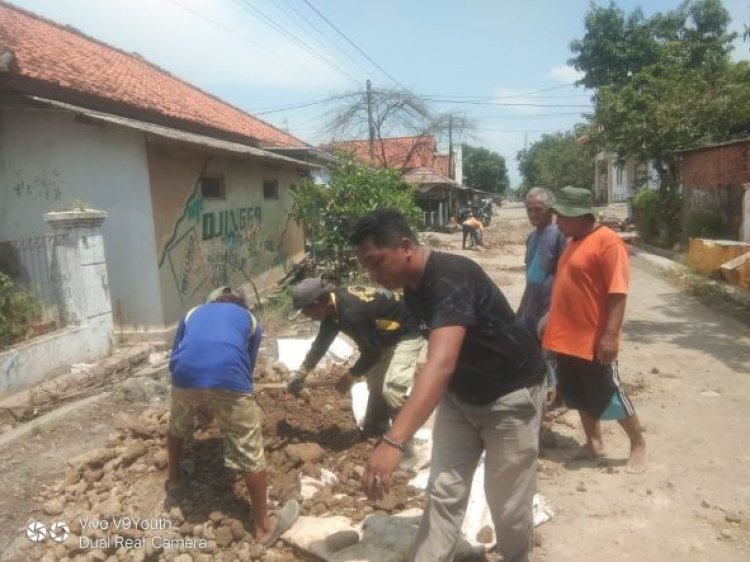 Lima Tahun Jalan Tidak Diperbaiki, Warga Desa Protes DPUPR Kabupaten Cirebon