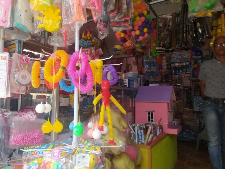 Banjir Pembeli, Pedagang di KBB Bisa Jual 30 hingga 40 Mainan Lato-lato Dalam Sehari