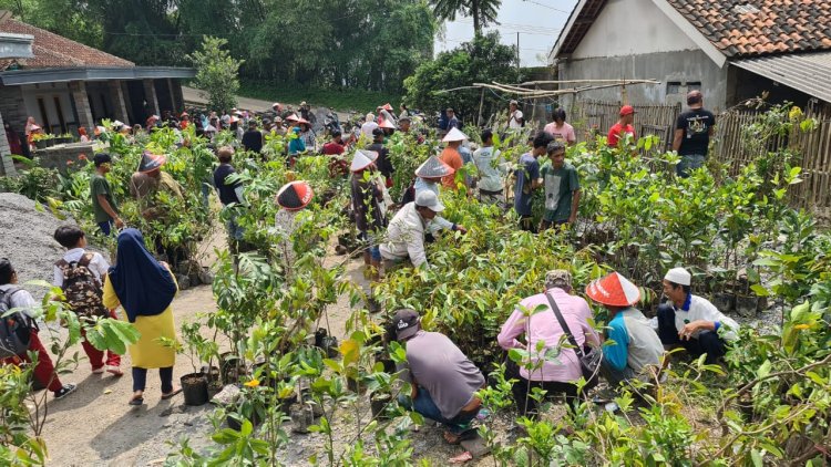 Petani Kabupaten Bandung Dapatkan Bantuan Bibit Buah untuk Pangan dan Konservasi