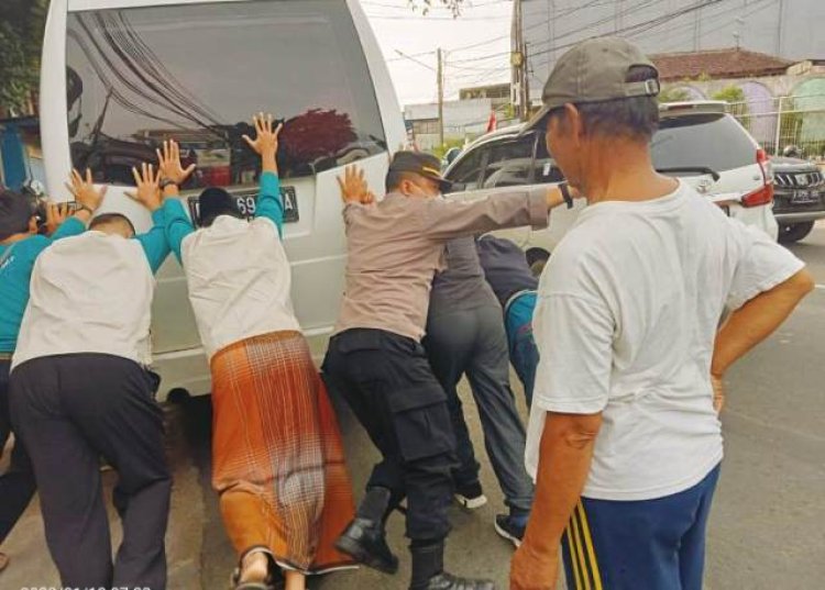 Mantap, Anggota Polsek Bogor Selatan Bantu Dorong Mobil Mogok