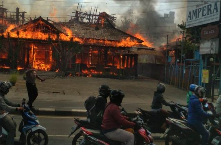 RM Ampera di Jalan Soekarno-Hatta Kota Bandung Terbakar Siang Ini