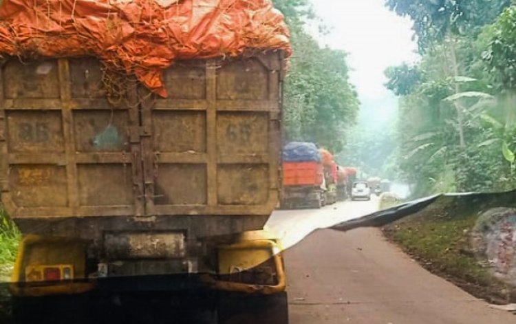Truk Pengangkut Sampah ke TPAS Sarimukti Mengular, UPT Kebersihan KBB: Sudah Satu Minggu