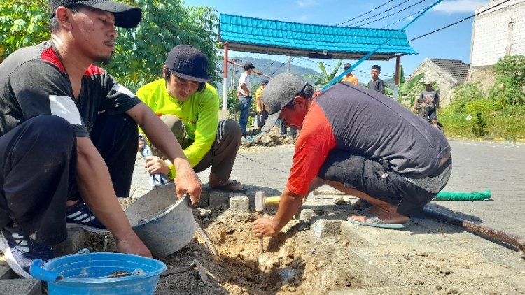 Tak Urung Diperbaiki Developer, Warga RW 13 Perum ASI Gotong Royong Perbaiki Drainase