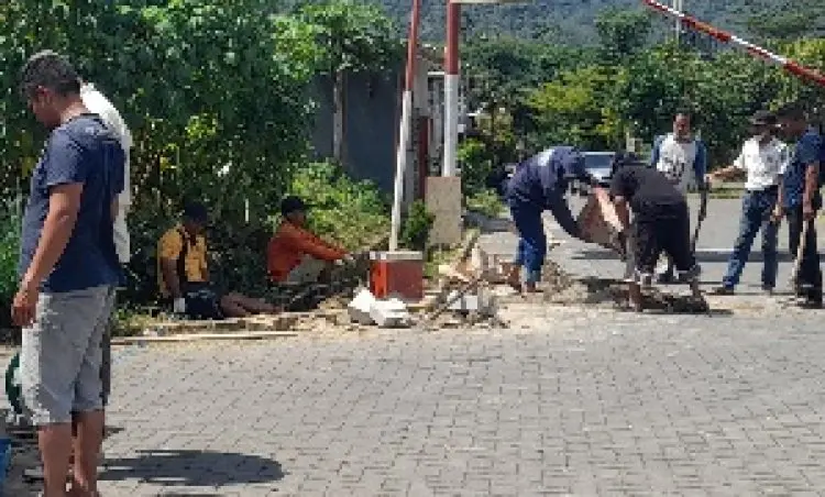 Tak Urung Diperbaiki Developer, Warga RW 13 Perum ASI Gotong Royong Perbaiki Drainase