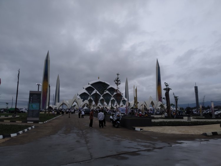 Pemkot Bandung Akan Menata PKL di Depan Masjid Al-Jabbar