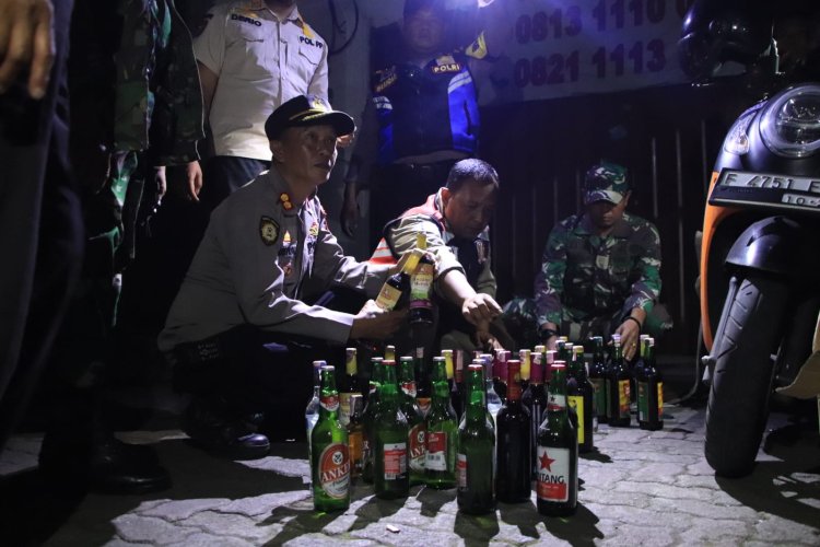 Giat Patroli Kamtibmas Amankan Puluhan Botol Miras dan Cegah Tawuran di Dua Lokasi Tempat 