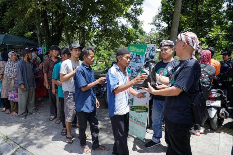 Kowarteg Indonesia Dukung Ganjar Berbagi Paket Nasi untuk Warga Kabupaten Bandung