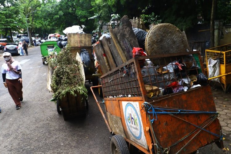 FOTO: Sampah Menumpuk di Sejumlah TPS Kota Bandung