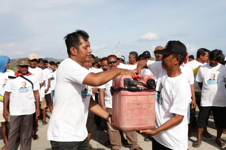 Bantu Nelayan di Musim Paceklik, Komunitas Nelayan Pendukung Ganjar Berikan Bantuan Bahan Bakar
