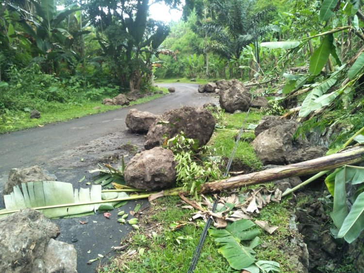 Diguyur Hujan, Longsor di Cipongkor Bawa Material Bongkahan Batu Besar, Satu Mobil Tertimpa 