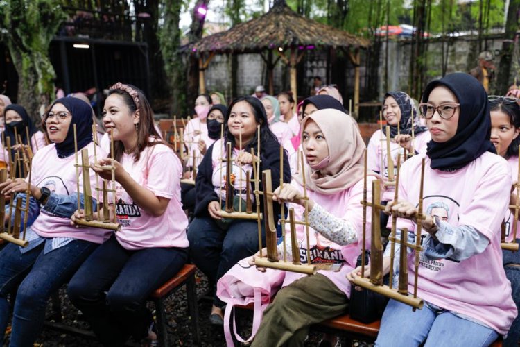 Perempuan di Bandung Belajar Angklung Bersama Srikandi Ganjar Jabar