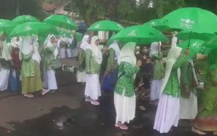 Sambut Satu Abad NU, Ratusan Kader Fatayat Hijaukan Jalanan Kota Bogor