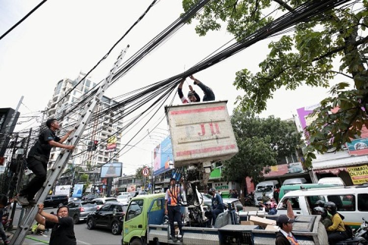 Pemkot Bandung Rapikan Sejumlah Kabel Melintang di Beberapa Titik