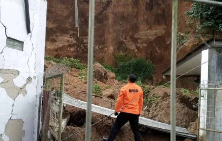 Tak Ada Hujan, Tebing Setinggi 30 Meter di Lembang Longsor dan Timpa Sejumlah Bangunan