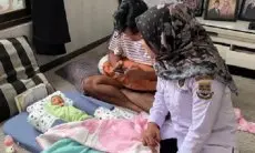 Heboh, Sesosok Bayi Laki-laki Terbungkus Kantong Plastik Ditemukan Warga Cipatat di Teras Rumah