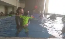 Tingkatkan Kualitas Karakter, Salma Maulina Wijaya Ajak Anak Yatim Piatu Baby Swim