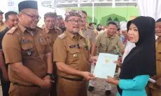 Imron Bagikan Ribuan Sertifikat Tanah di Desa Cempaka