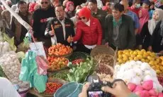 Sambil Mubeng Pakai Motor, Imrin Cek Harga Pasar di Cirebon