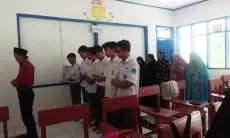 Tak Kenal Lelah, Kepala Sekolah Ini Perjuangkan Pendidikan bagi Generasi Muda di Gununghalu Secara Mandiri
