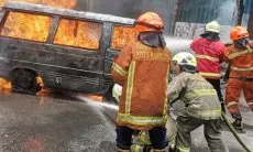 Bawa Puluhan Jeriken Pertalite, Mobil Carry Hangus Terbakar di Kiaracondong