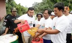 Komunitas Nelayan Pesisir Berikan Oli Gratis kepada Nelayan di Subang
