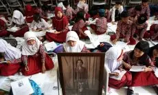 FOTO: Siswa SD Menulis Surat Cinta untuk Inggit Garnasih