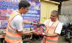 Cegah Kecelakaan di Jalan Raya, Komunitas Supir Truk Pendukung Ganjar Berikan Alat Las, Kompresor, dan Rompi