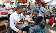 Peduli UMKM di Cibinong Bogor, OMG Beri Kompor Gas hingga Cek Kesehatan Gratis