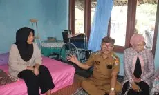 Bupati Cirebon Berikan Bantuan kepada PMI yang Mengalami Kecelakaan Kerja