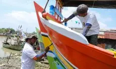 Dapat Bantuan Renovasi Perahu, Para Nelayan di Cirebon Sumringah