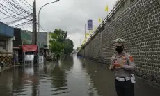 Gegara Terobos Jalan, Sebuah Pickup Terjebak Banjir di Bawah Flyover Cimindi