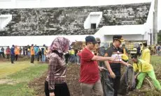 Gawe Bareng, Pejabat Pemkab Cirebon Gotong Royong Bersihkan Sport Center Watubelah