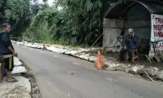Akui Tak Ada Anggaran untuk Perbaikan Jalan Ambles di Cisarua, Warga KBB: Jangan Sampai Ada Korban Jiwa Dulu