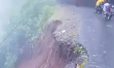 Dipicu Hujan Deras, Tebing Sepanjang 29 Meter Longsor dan Mengikis Bahu Jalan di Cisarua KBB