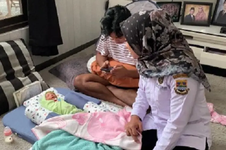 Heboh, Sesosok Bayi Laki-laki Terbungkus Kantong Plastik Ditemukan Warga Cipatat di Teras Rumah