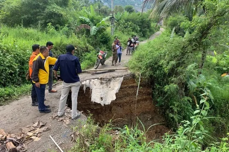 Longsor di Cipatat, Akses Antar Desa Terputus