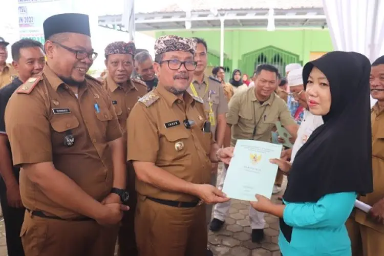 Imron Bagikan Ribuan Sertifikat Tanah di Desa Cempaka