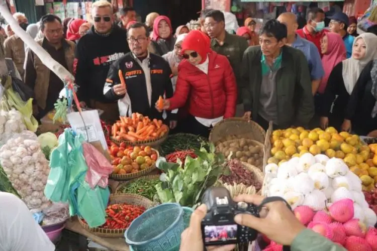 Sambil Mubeng Pakai Motor, Imrin Cek Harga Pasar di Cirebon