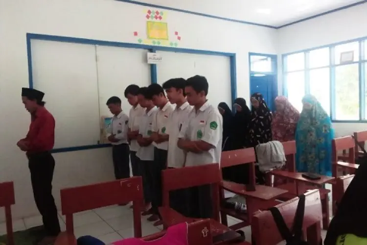 Tak Kenal Lelah, Kepala Sekolah Ini Perjuangkan Pendidikan bagi Generasi Muda di Gununghalu Secara Mandiri