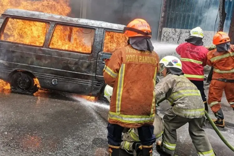 Bawa Puluhan Jeriken Pertalite, Mobil Carry Hangus Terbakar di Kiaracondong