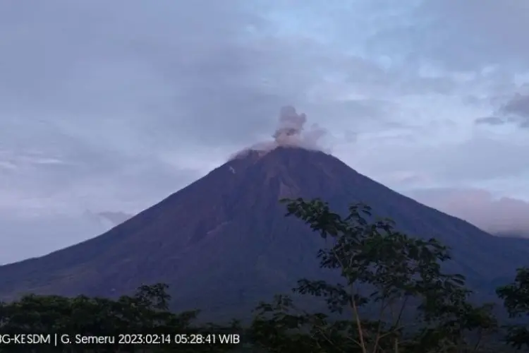 Gunung Semeru Erupsi Dua Kali Hari Ini hingga Kolom Abu Capai 1 Km, Warga Diminta Waspada Potensi Awan Panas dan Lahar