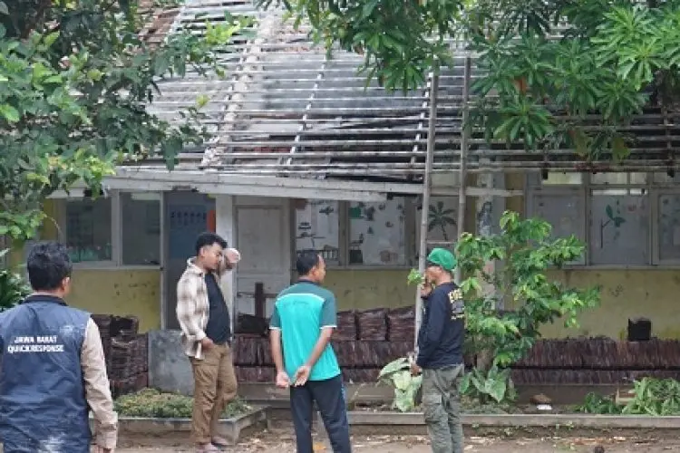 JQR Bangun Perbaiki Jembatan di Garut dan Renovasi Sekolah di Sukabumi