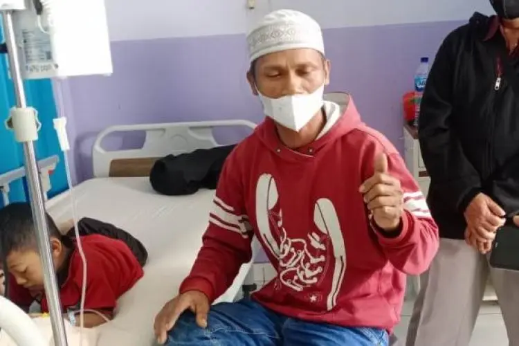 Kisah Pilu Dibalik Keracunan Massal di Gununghalu, Pria Paruh Baya Urus Lima Anggota Keluarganya Sekaligus 