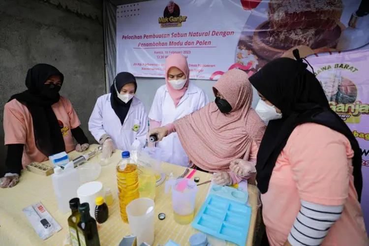 Kursus Industri Rumah Tangga, Mak Ganjar Gelar Pelatihan Pembuatan Sabun Natural