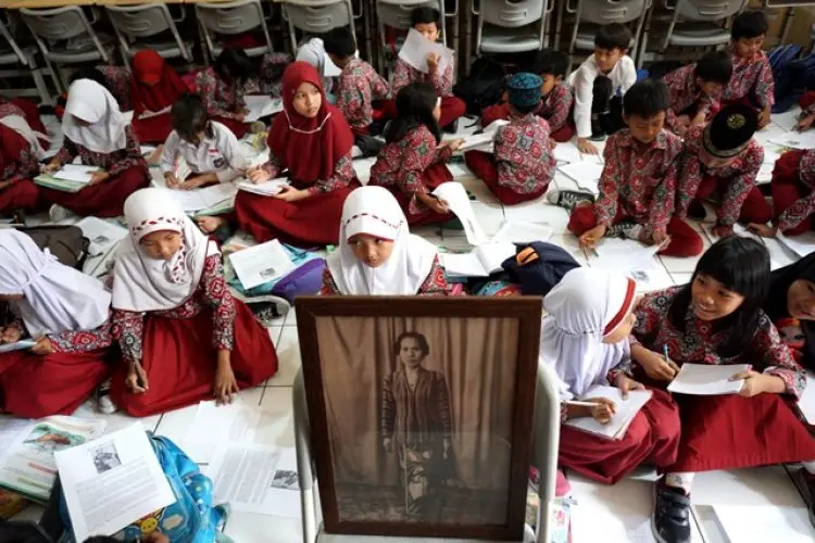 FOTO: Siswa SD Menulis Surat Cinta untuk Inggit Garnasih
