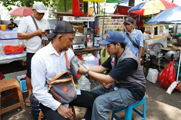 Peduli UMKM di Cibinong Bogor, OMG Beri Kompor Gas hingga Cek Kesehatan Gratis