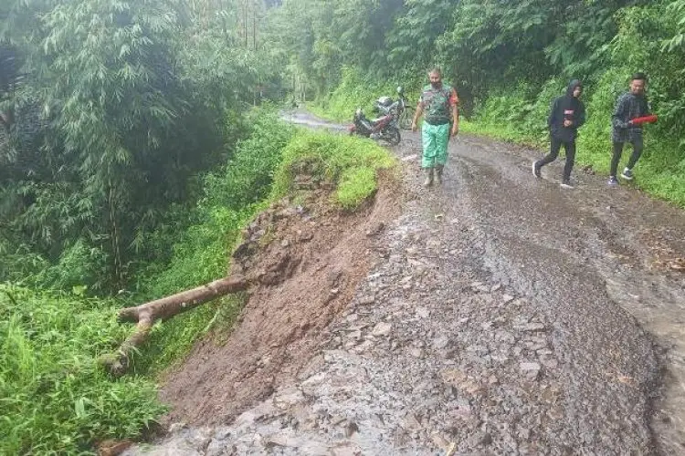Longsor Talegong Gerus Jalan Penghubung 5 Desa di Garut