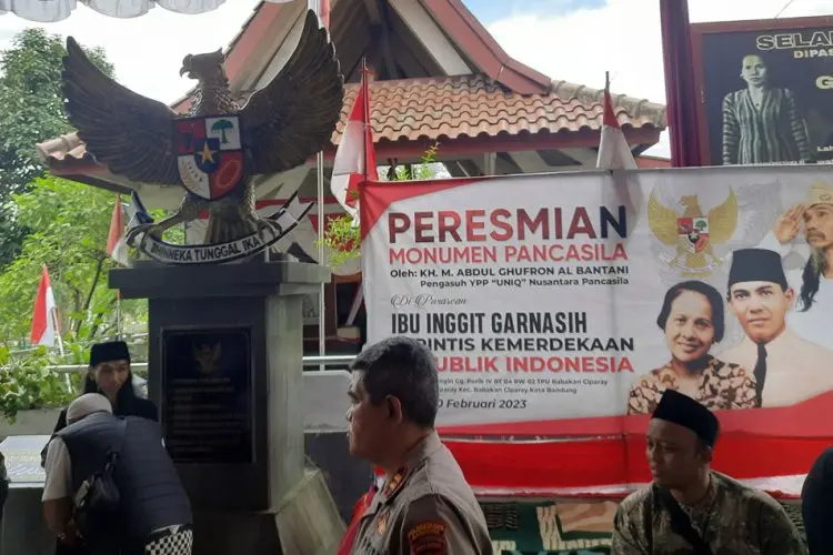Dukung Jadi Pahlawan Nasional, Ponpes Uniq Nusantara Pancasila Dirikan Monumen di Makam Inggit Garnasih