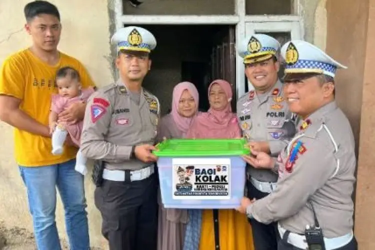 Satlantas Polresta Bogor Kota Peduli Keluarga Korban Laka dengan Bagi Kolak